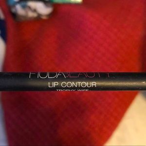 Huda Beauty Lip Contour in Trophy Wife